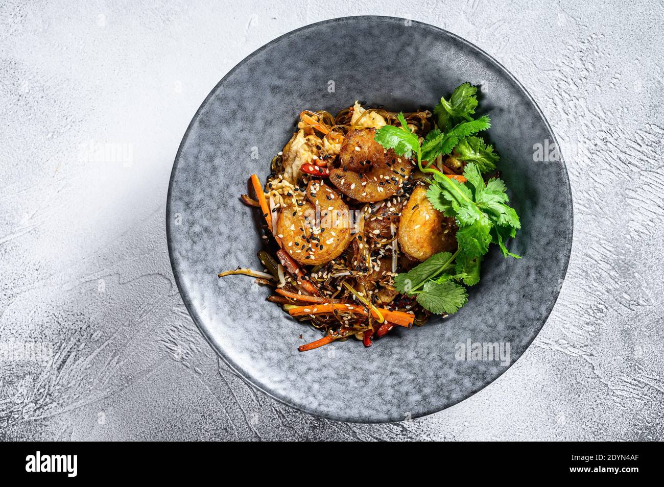 Singapore Mei Fun. Tagliatelle di riso con gamberi, gamberi, maiale al ciar siu, carota, cipolla, cavolo di nappa. Sfondo bianco. Vista dall'alto Foto Stock