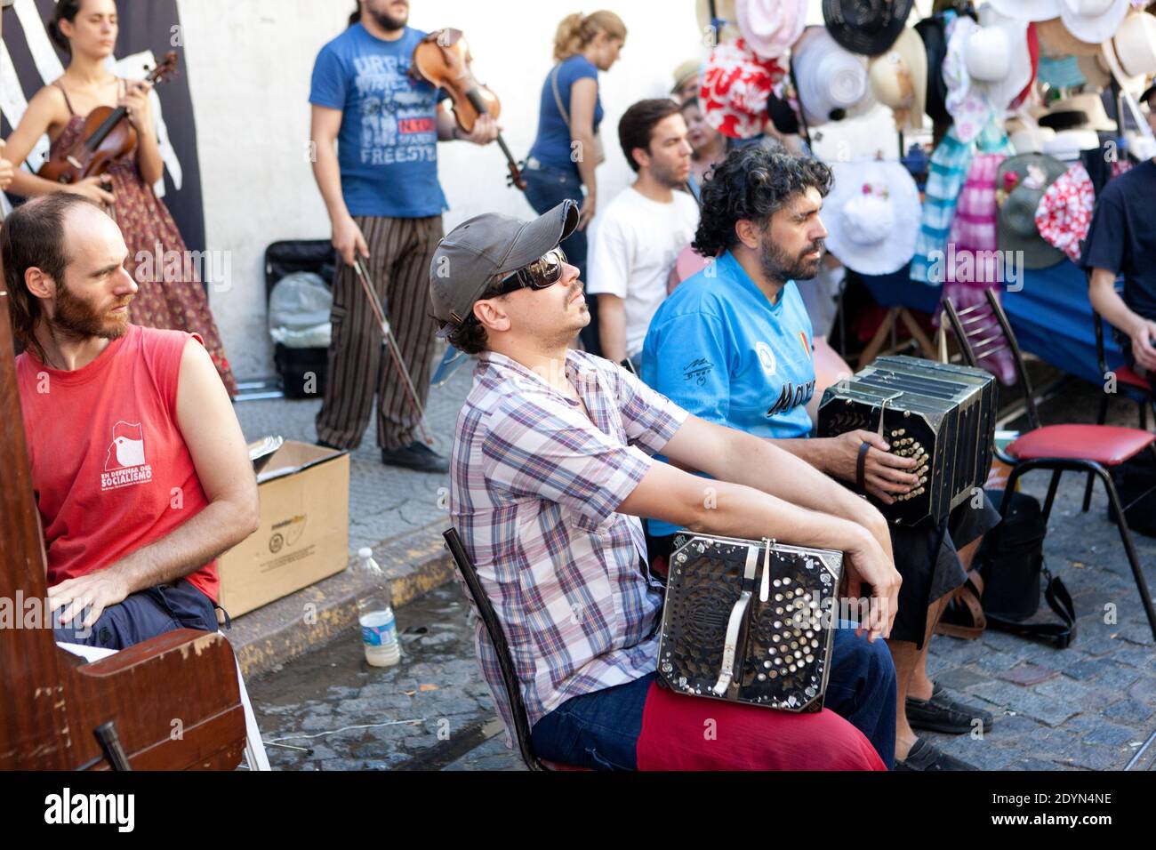 Argentina, Buenos Aires - banda che suona la musica del Tango nel quartiere di San Telmo durante il mercato delle pulci domenicale. Foto Stock