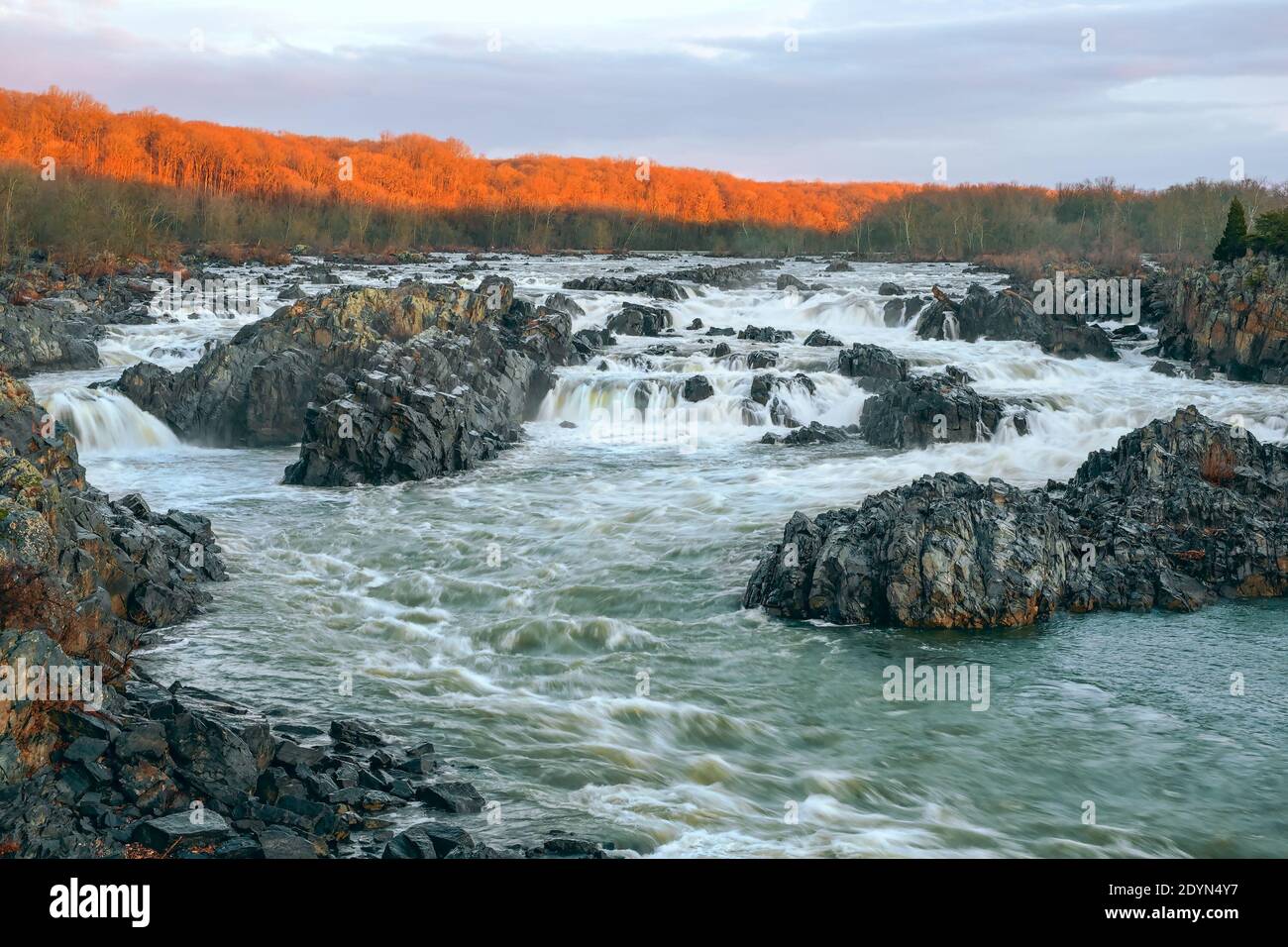 Vista delle Great Falls del fiume Potomac all'alba invernale. Virginia. STATI UNITI Foto Stock
