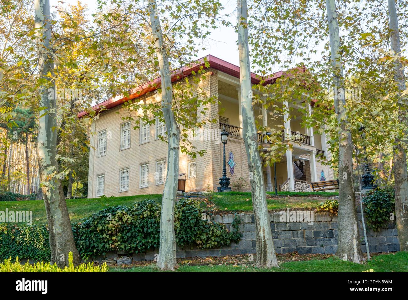 Edificio storico del Museo Mir Emad nel complesso del palazzo Sa'dabad, costruito dai monarchi Qajar e Pahlavi, situato a Shemiran, Grande Teheran, Iran Foto Stock