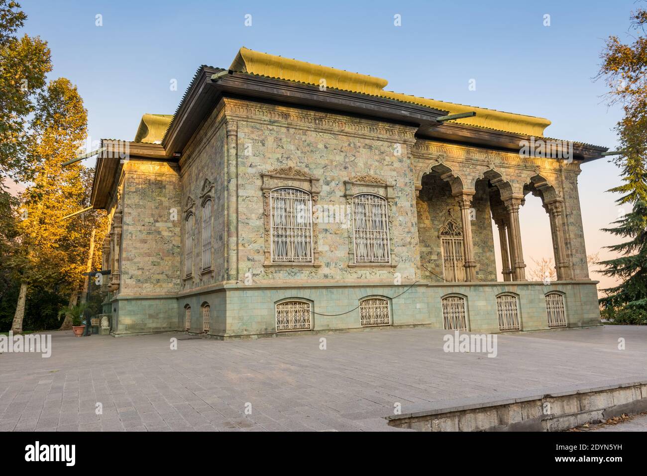 Edificio storico di palazzo verde (Shahvand House) del visitatore iraniano che cammina nel complesso del palazzo di Sa'dabad, costruito dai monarchi di Qajar e Pahlavi Foto Stock