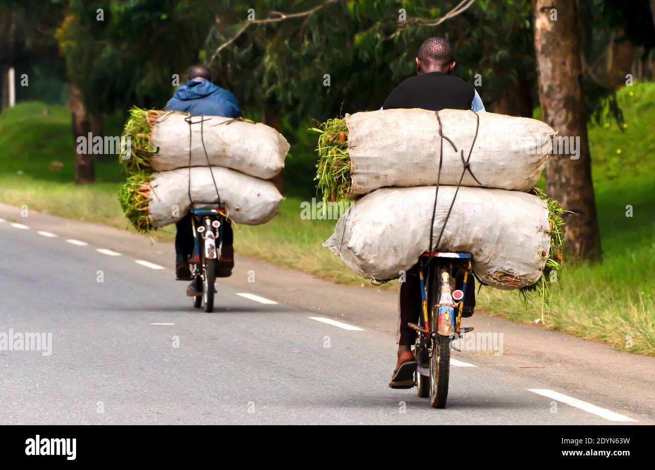 In Ruanda, le biciclette vengono regolarmente utilizzate per trasportare il carico Foto Stock