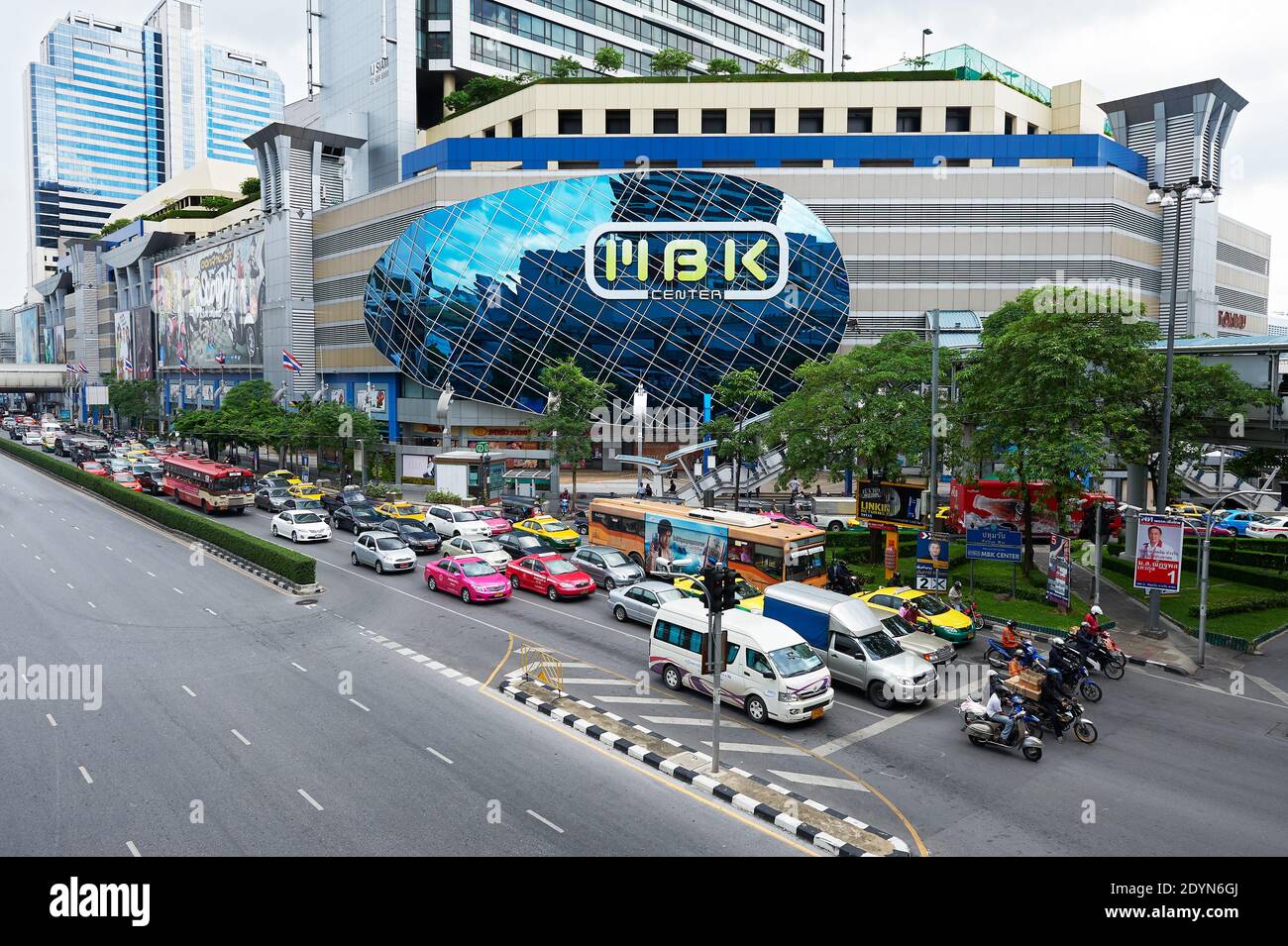 Paesaggio urbano colorato e traffico intenso di fronte al centro commerciale MBK Shopping Center Mall nella città di Bangkok, vicino Siam e Sukhumvid Road, Thailandia, Asia Foto Stock