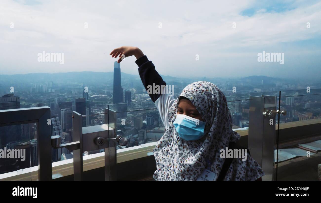Vista del grattacielo della città di Kuala Lumpur. Vista dell'edificio Tun Razak Exchange Da sopra.fuoco selettivo Foto Stock