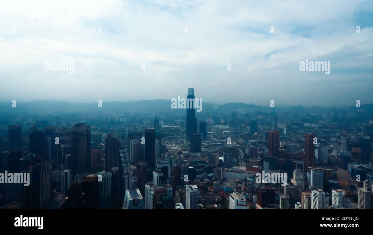 Vista del grattacielo della città di Kuala Lumpur. Vista dell'edificio Tun Razak Exchange Da sopra.fuoco selettivo Foto Stock