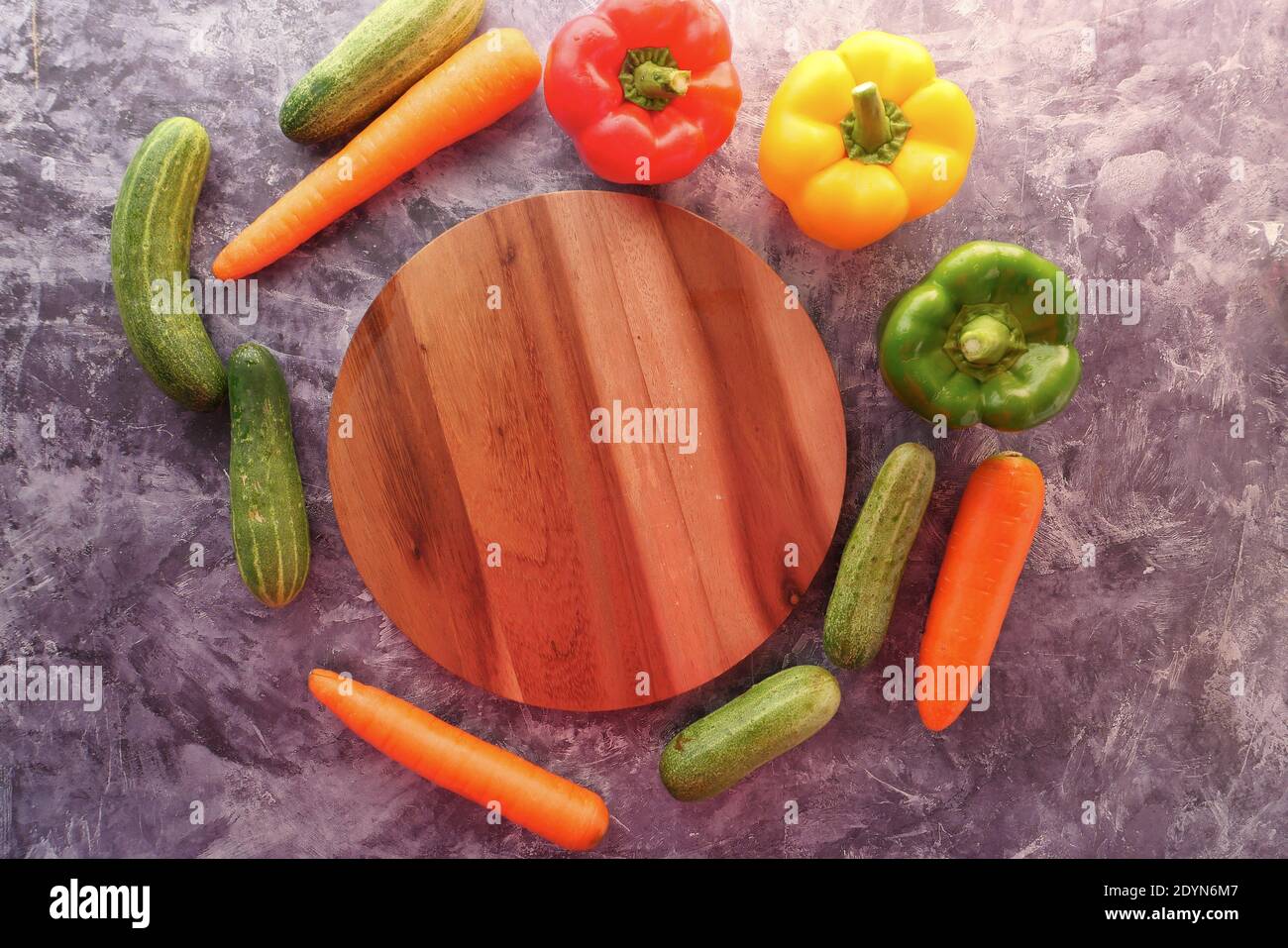 verdure fresche, tagliere sul tavolo Foto Stock