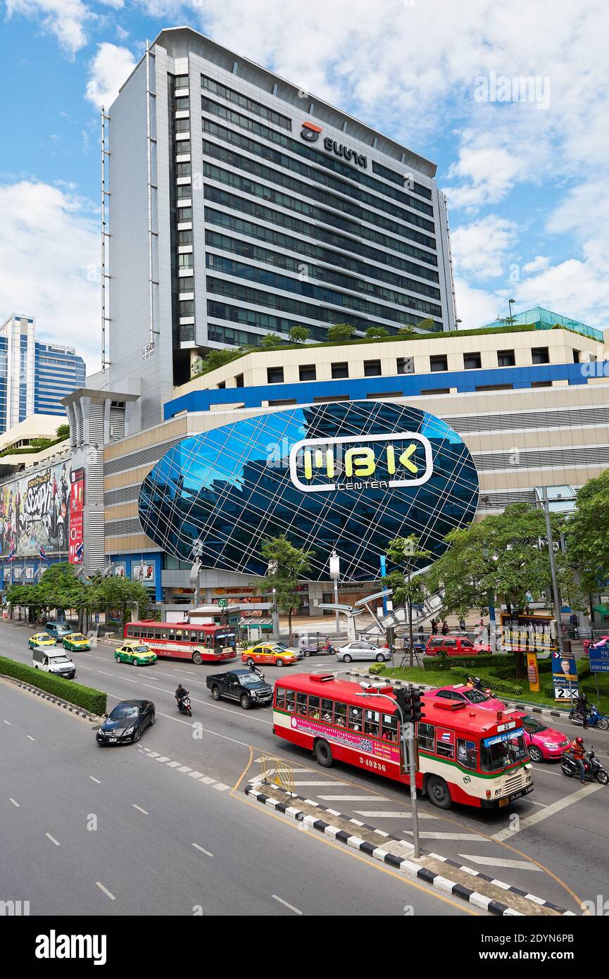 Paesaggio urbano colorato e traffico intenso di fronte al centro commerciale MBK Shopping Center Mall nella città di Bangkok, vicino Siam e Sukhumvid Road, Thailandia, Asia Foto Stock