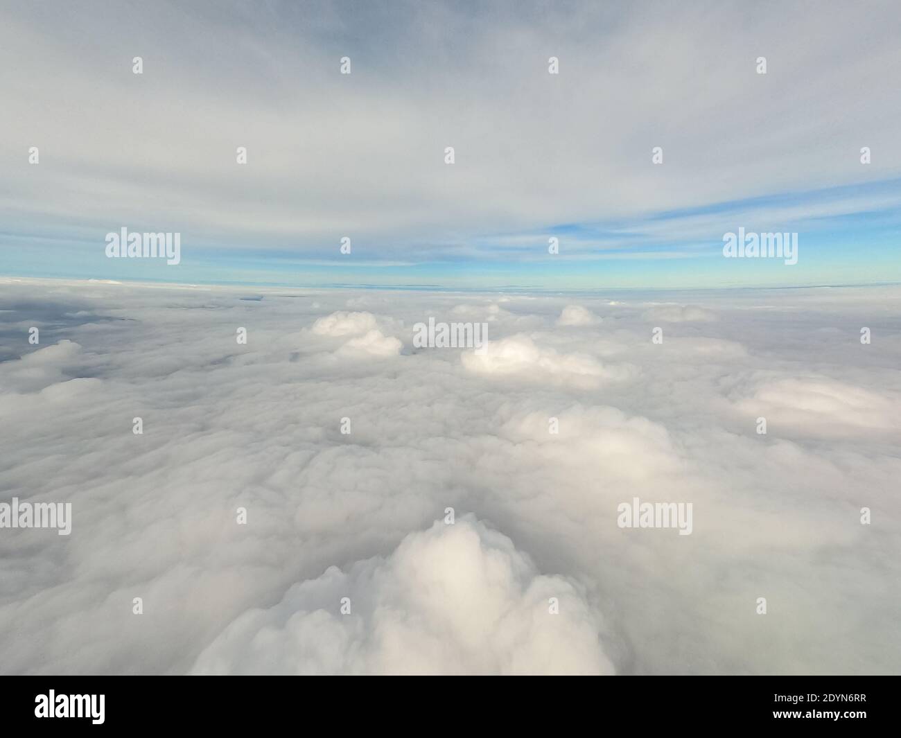 Arial vista dalla cabina interna del velivolo.nuvole nel cielo e paesaggi urbani sebbene finestra aereo. Foto Stock