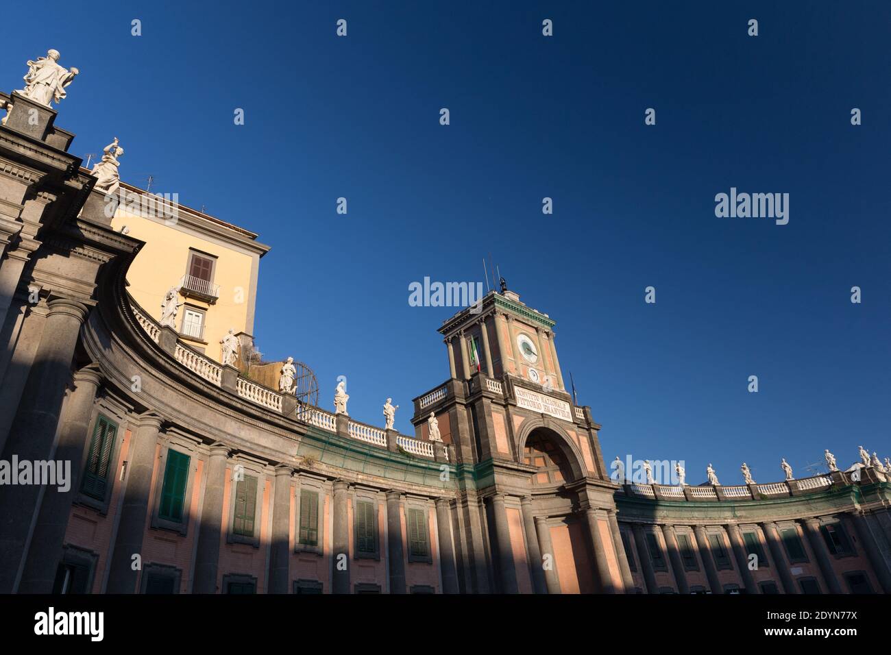 Napoli, Italia la struttura a colonne in Piazza Dante è il lato occidentale del collegio di Convitto Nazionale Vittorio Emanuele II. Foto Stock