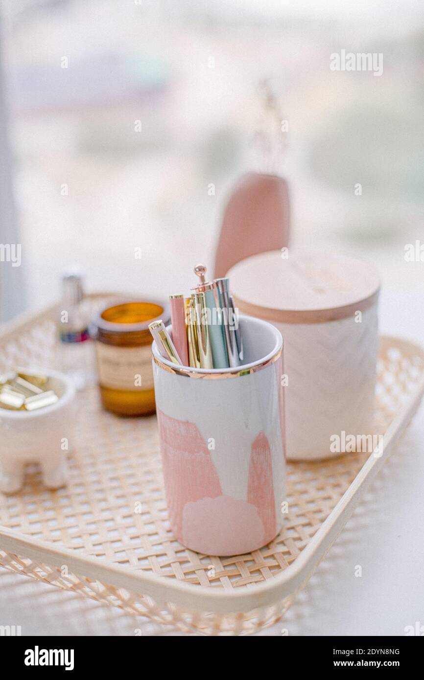 organiser fisso di colore rosa e vimini Foto Stock