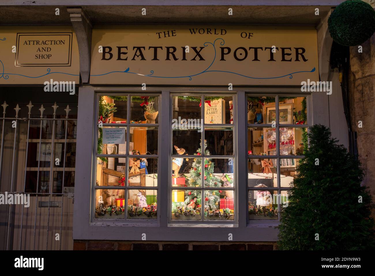 La Casa del sarto di Gloucester. Negozio a tema Beatrix potter e vetrina del museo a natale di notte. Gloucester, Cotswolds, Gloucestershire. REGNO UNITO Foto Stock