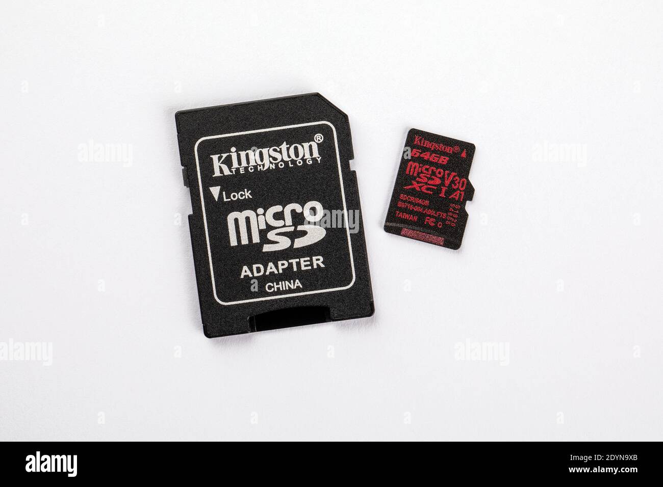 Riga, Lettonia - Dicembre 25 ,2020: Kingston Technology 64 GB scheda di memoria micro SD digitale sicura per fotocamera digitale o telefono cellulare su sfondo bianco Foto Stock