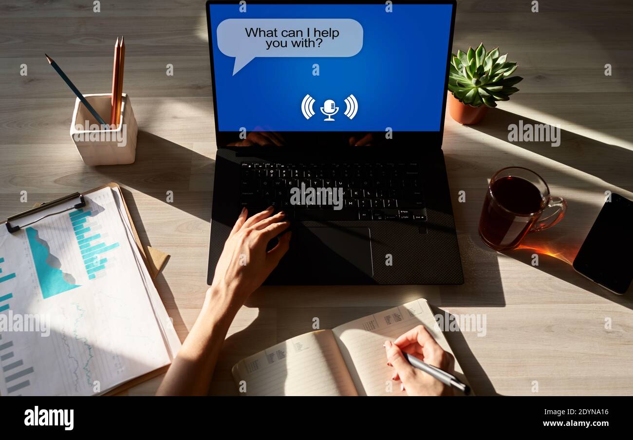 Assistente vocale sullo schermo del dispositivo. La tecnologia di Internet e digitale il concetto di marketing Foto Stock