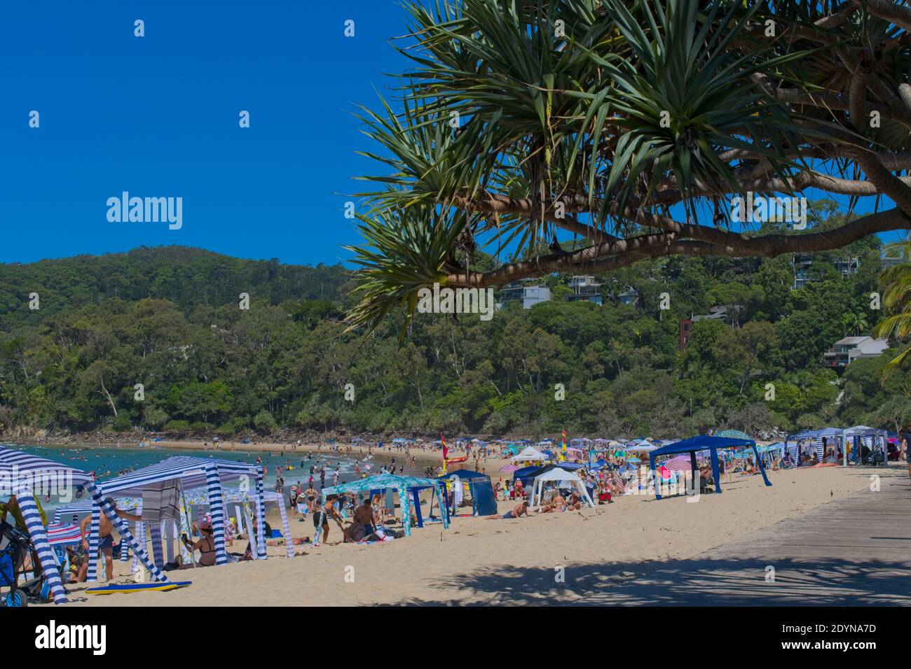 Noosa, Queensland, Australia - 27 dicembre 2020: Le persone che si godono la spiaggia a Noosa durante le vacanze scolastiche di Natale. Foto Stock