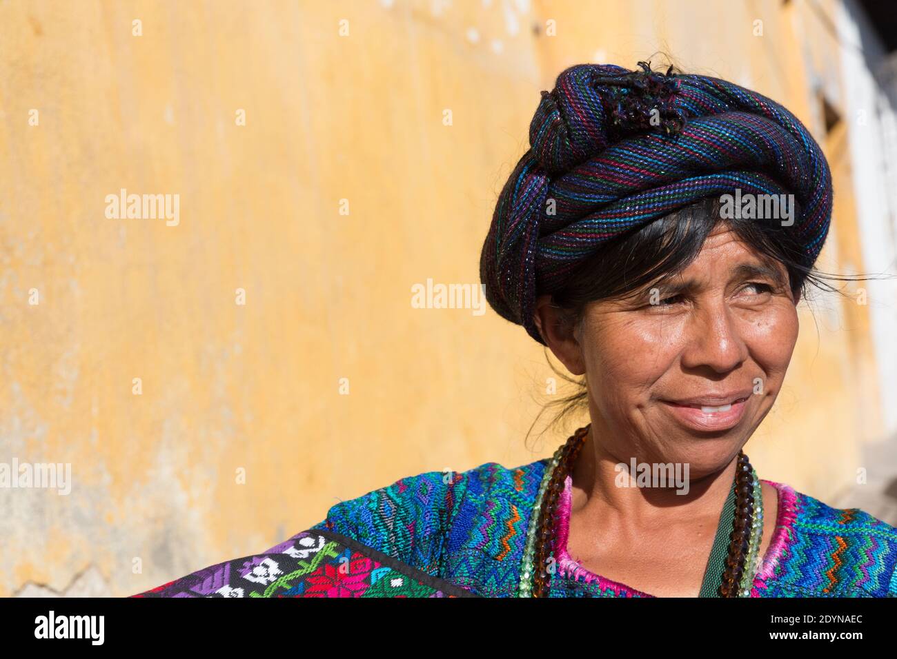 Antigua, Guatemala Ritratto di sorridente donna indigena di mezza età Foto Stock