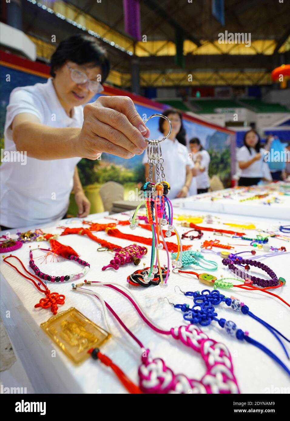 Bandar seri Begawan, Brunei. 26 Dicembre 2020. Un cittadino locale mostra il annodamento cinese durante la cerimonia di apertura del carnevale culturale del giorno della Cina a Bandar seri Begawan, capitale del Brunei, il 26 dicembre 2020. PER ANDARE CON 'Brunei lancia il carnevale culturale cinese per promuovere gli scambi'. Credit: Jeffrey Wong/Xinhua/Alamy Live News Foto Stock