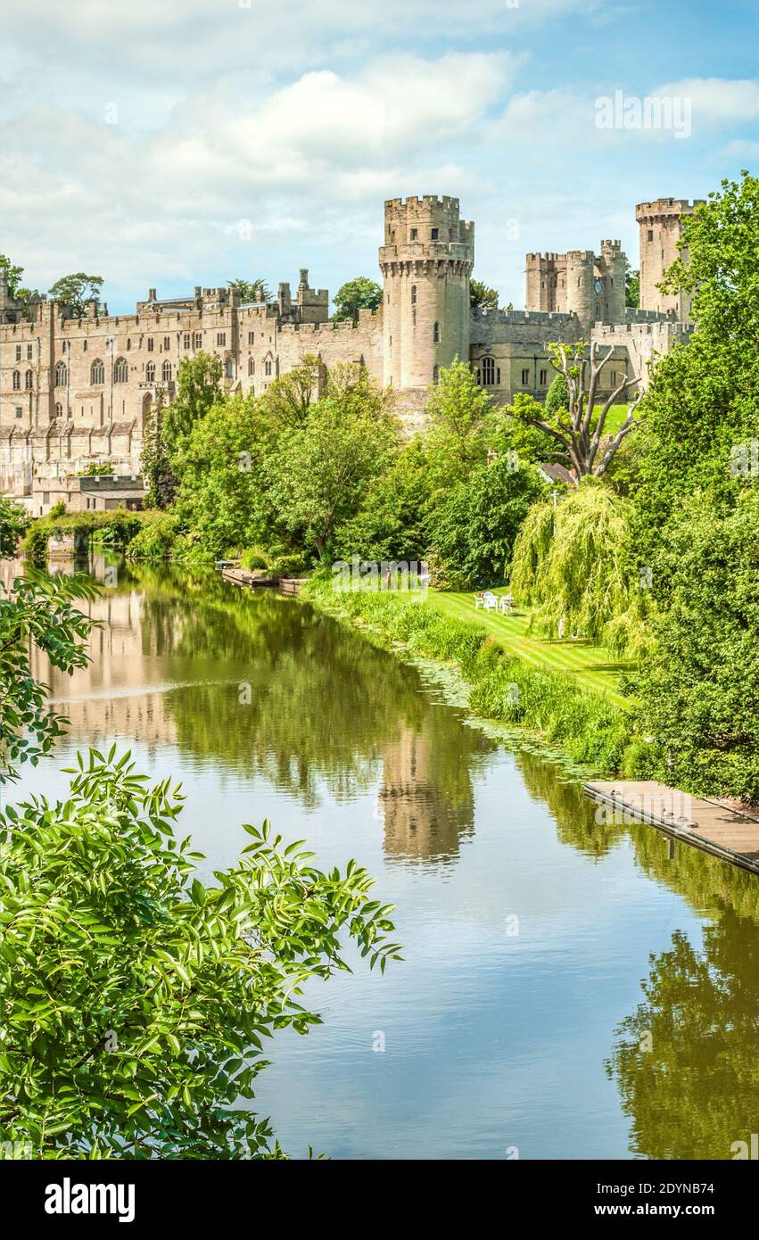 Vista in lontananza al Castello di Warwick sul fiume Avon a Warwick, Warwickshire, Inghilterra Foto Stock
