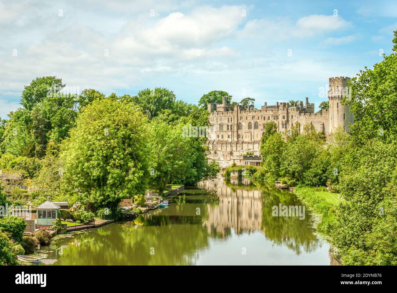 Vista in lontananza al Castello di Warwick sul fiume Avon a Warwick, Warwickshire, Inghilterra Foto Stock