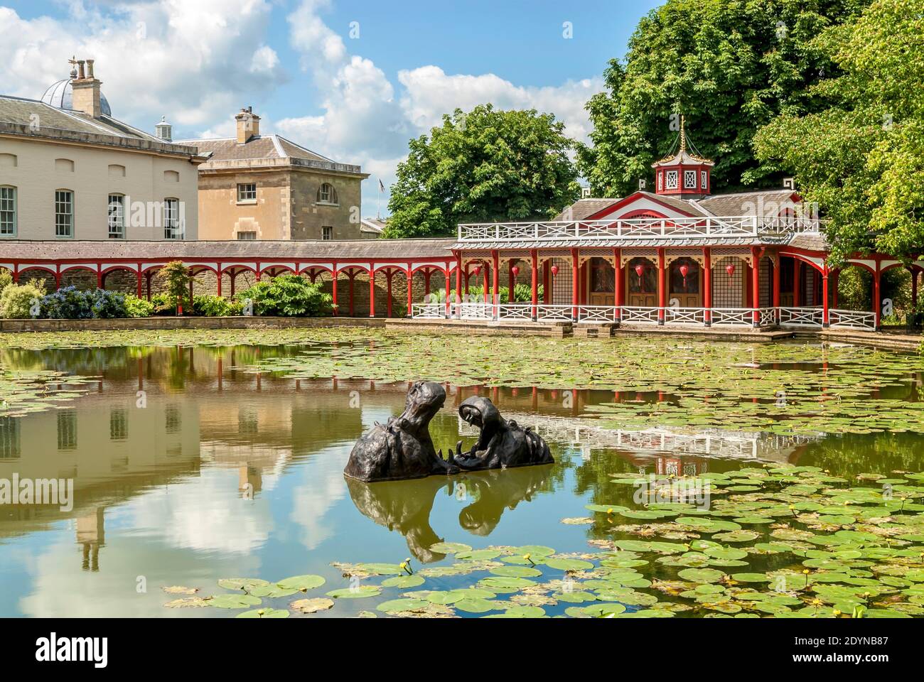 The Chinese Pond and House at Woburn Abbey and Gardens, Bedfordshire, Inghilterra Foto Stock