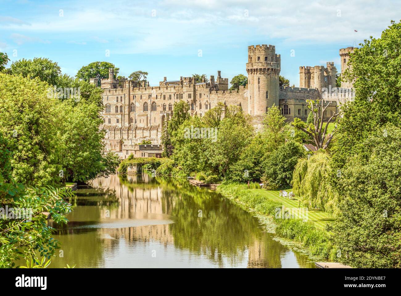 Vista in lontananza al Castello di Warwick sul fiume Avon a Warwick, Warwickshire, Inghilterra Foto Stock