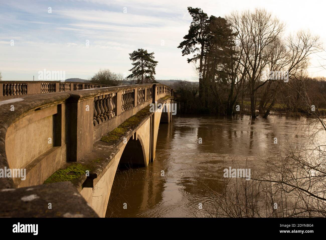 Aumento delle acque alluvionali sul fiume Severn a Cressage Bridge, Shropshire. Giorno di Natale 2020 alluvione Foto Stock