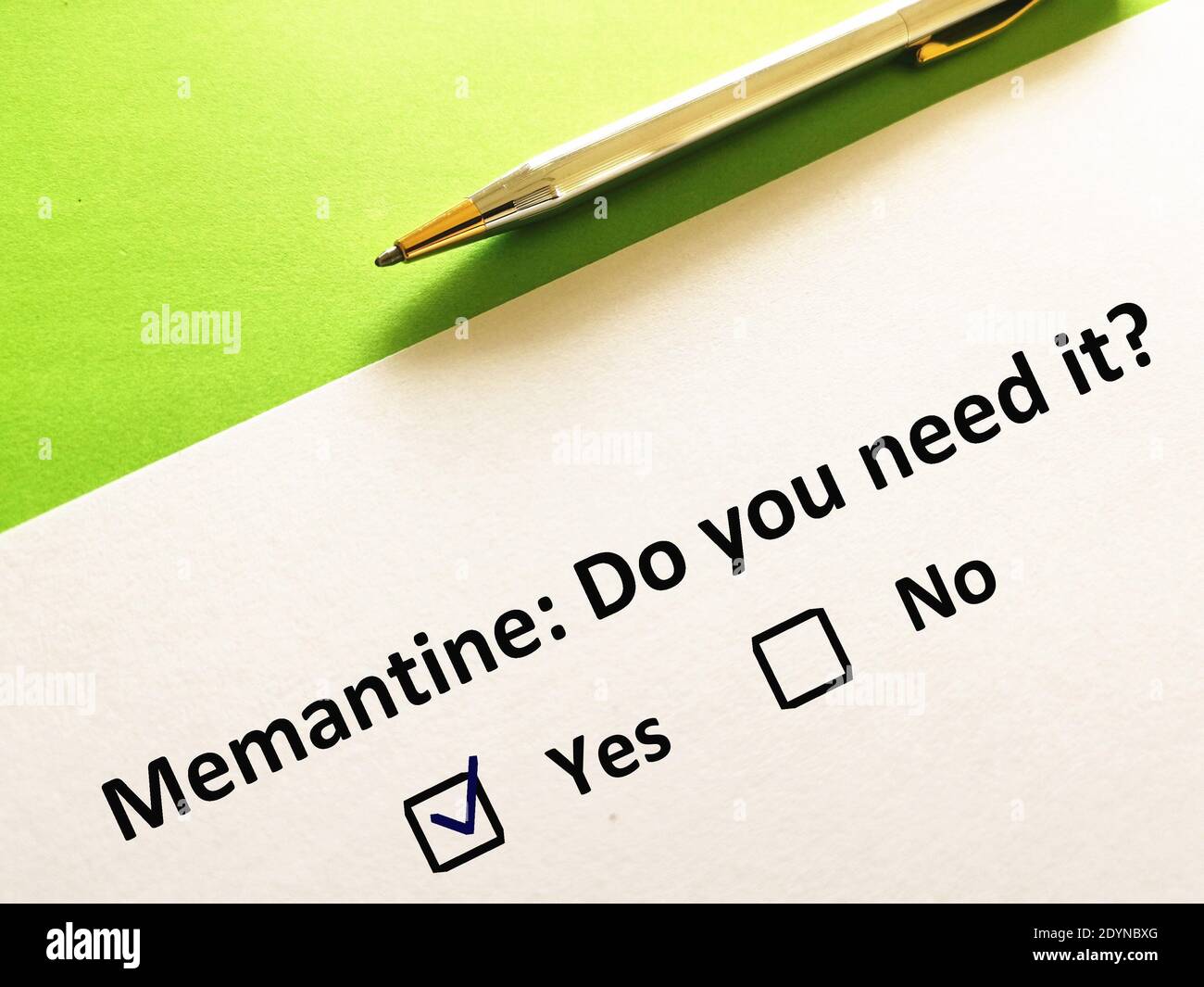 Una persona sta rispondendo alla domanda circa il farmaco psichiatrico. La persona pensa di aver bisogno di prendere memantina. Foto Stock