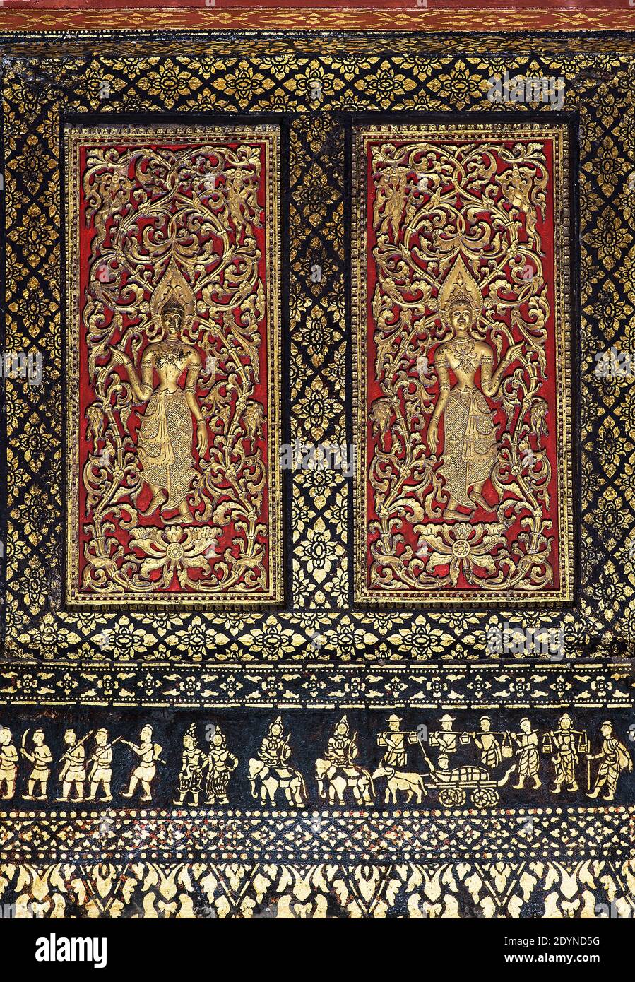 Finestre cieche decorate con divinità dorate intagliate circondate da ghirlande a foglia, SIM (Sala della Congregazione), Wat Xieng Thong, Luang Prabang, Laos Foto Stock