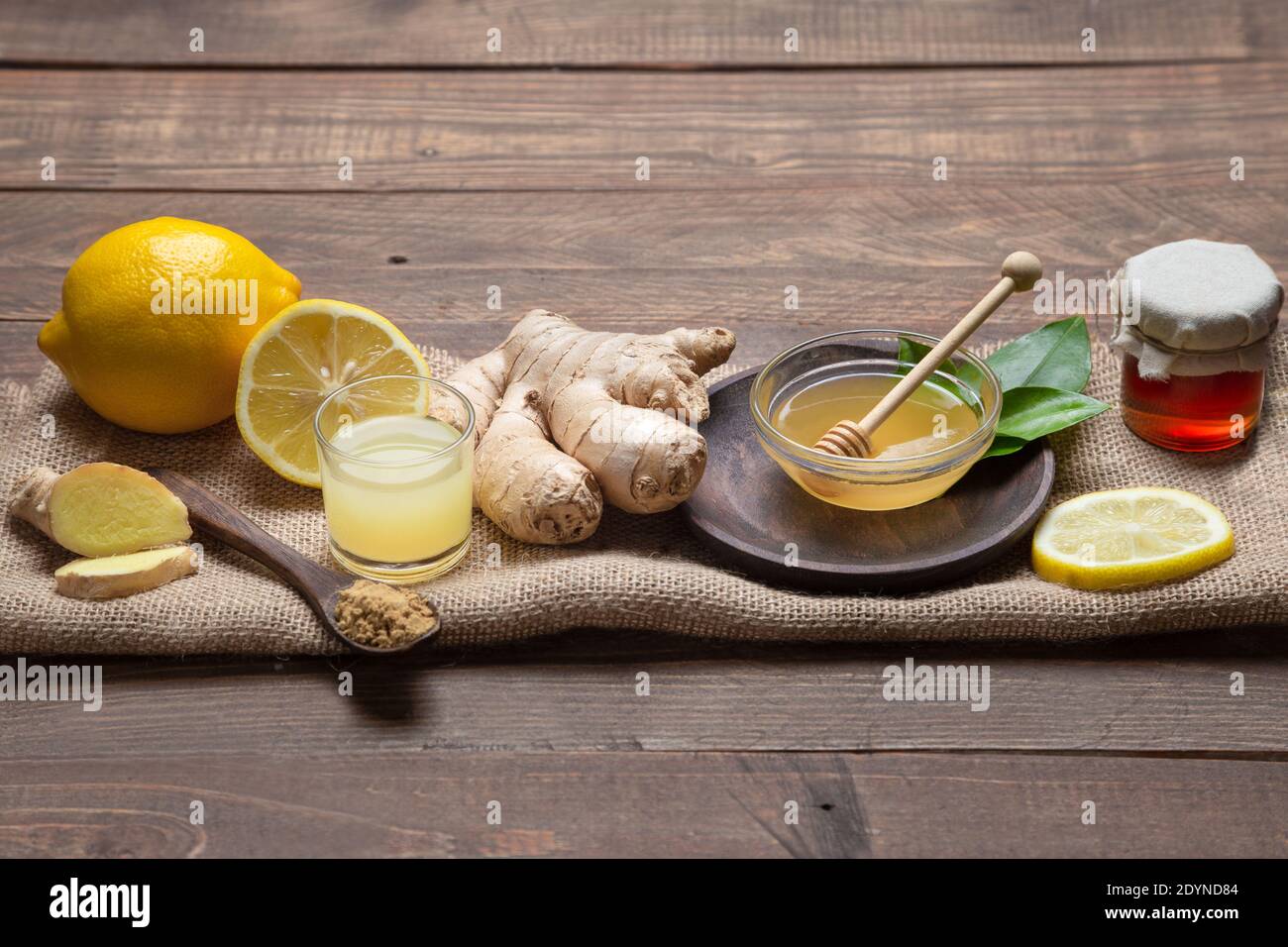 Zenzero, miele e limone, su base di legno. Cibo e birrificio Natutal Concept. Foto Stock