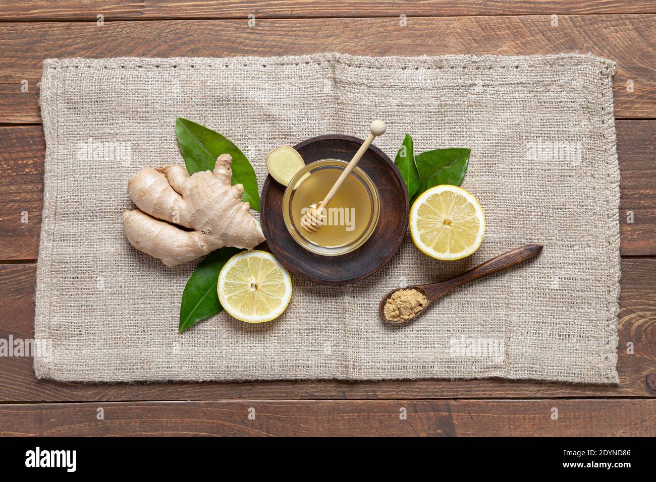 Zenzero, miele e limone, su base di legno. Cibo e birrificio Natutal Concept. Foto Stock