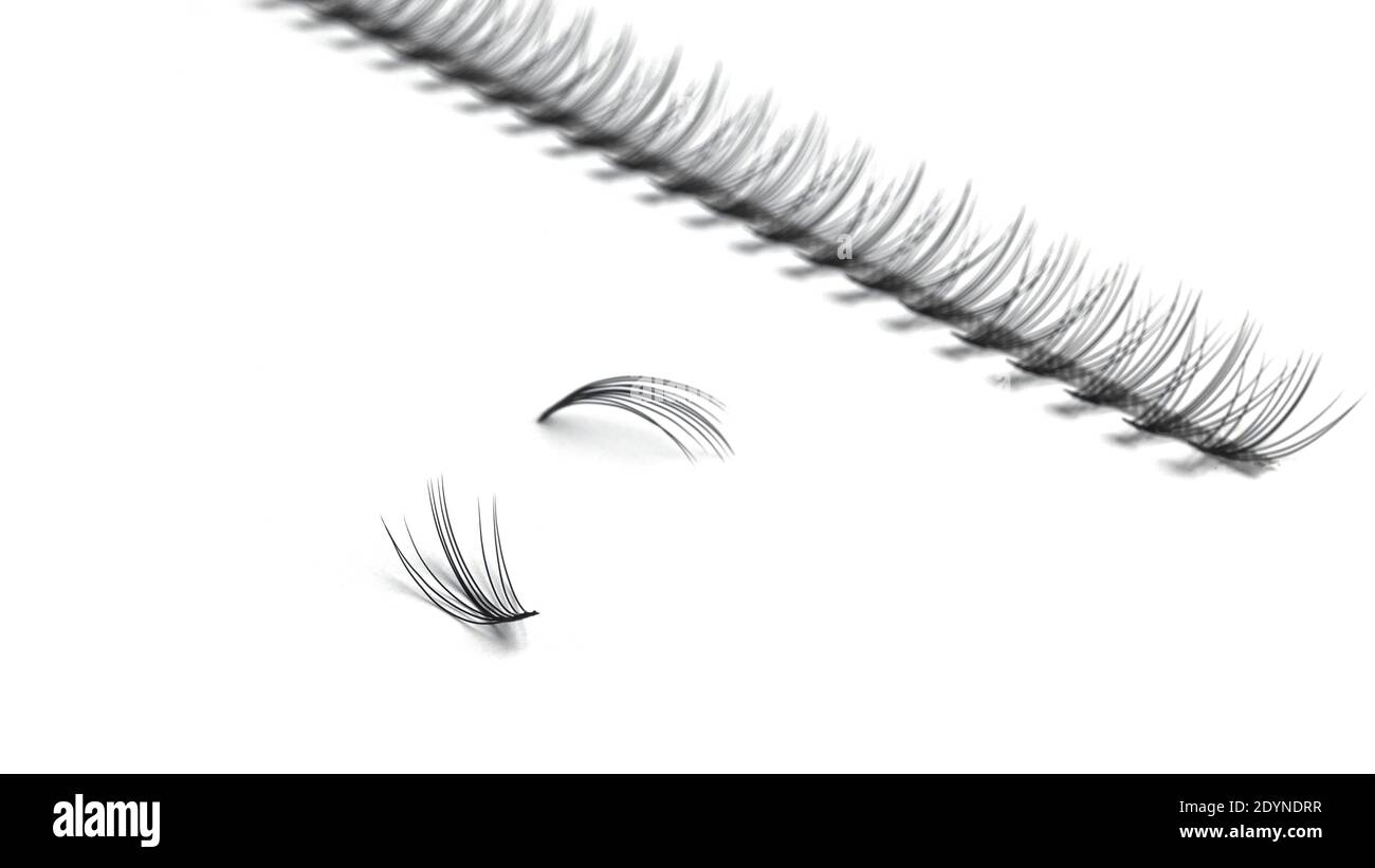 Ciglia false, fasci di ciglia, ciglia nere false, isolate su sfondo bianco. Foto di alta qualità Foto Stock