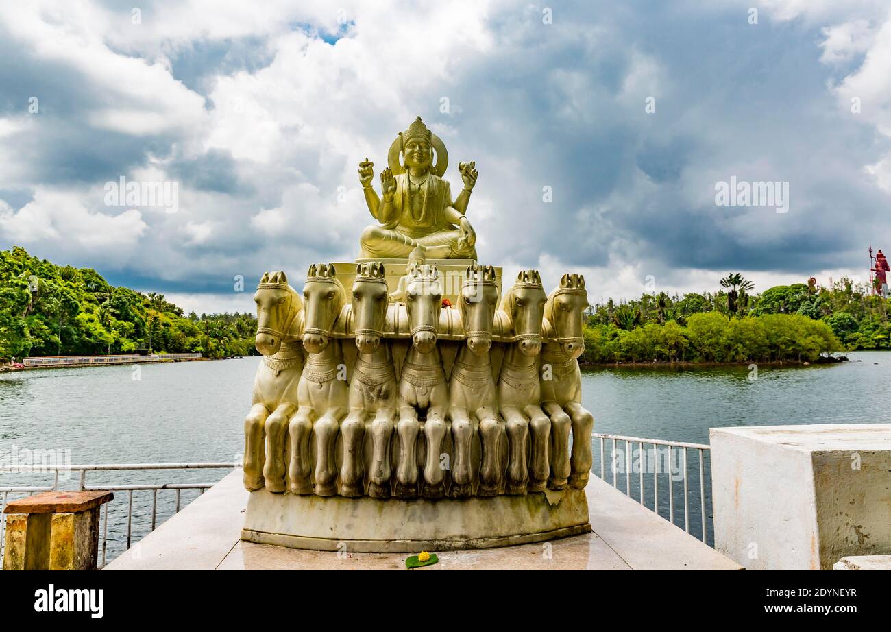 Figura di divinità indù al tempio indù Lord Shiva, lago santo Grand Bassin, luogo di pellegrinaggio, Ganga Talao, Mauritius Foto Stock