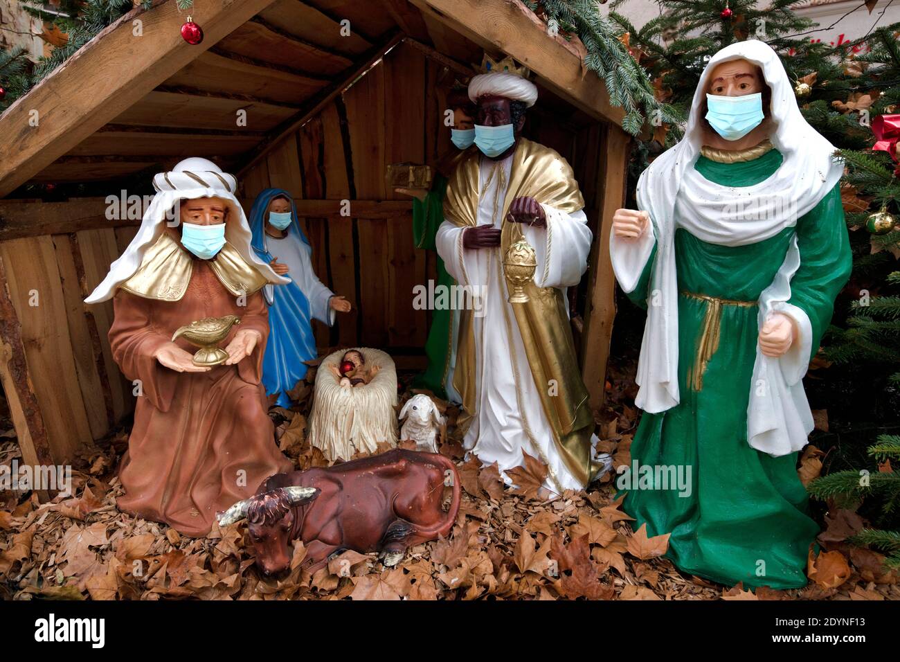 Immagine simbolica Corona, Natale, presepe, presepi con protezione della bocca, crisi Corona, Stoccarda, Baden-Wuerttemberg, Germania Foto Stock