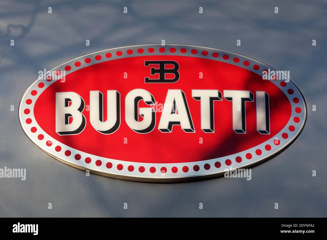 Logo di Bugatti Automobiles S.A.S. su una concessionaria di automobili, marchio di Volkswagen AG, Duesseldorf, Nord Reno-Westfalia, Germania Foto Stock