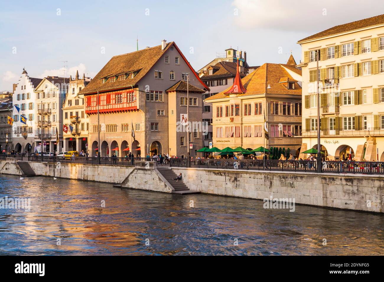 Case di Guild sul Limmatquai, Haus zum Rueden, fiume Limmat, Città Vecchia, Zurigo, Canton Zurigo, Svizzera Foto Stock