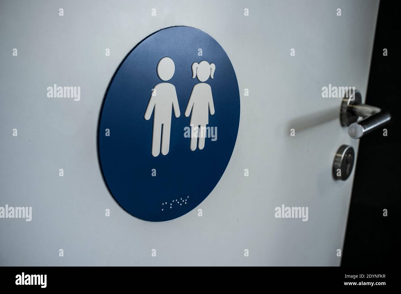 Decalcomania della porta per wc per bambini. Adesivo posizionato a livello degli occhi con didascalia di testo in braille Foto Stock