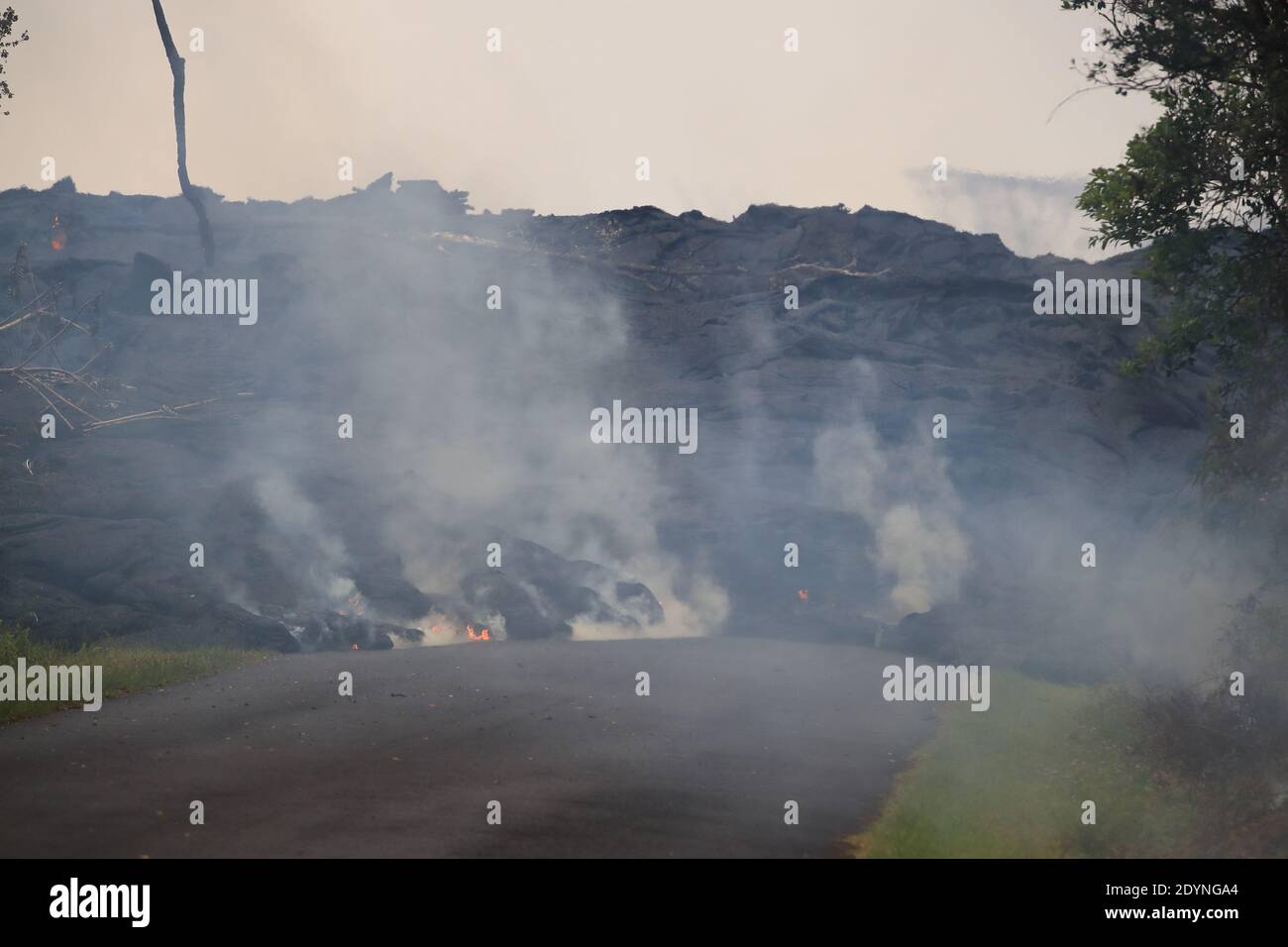 Il vulcano Kilauea delle Hawaii lancia lava attraverso le Leilani Estates Hawaii Foto Stock