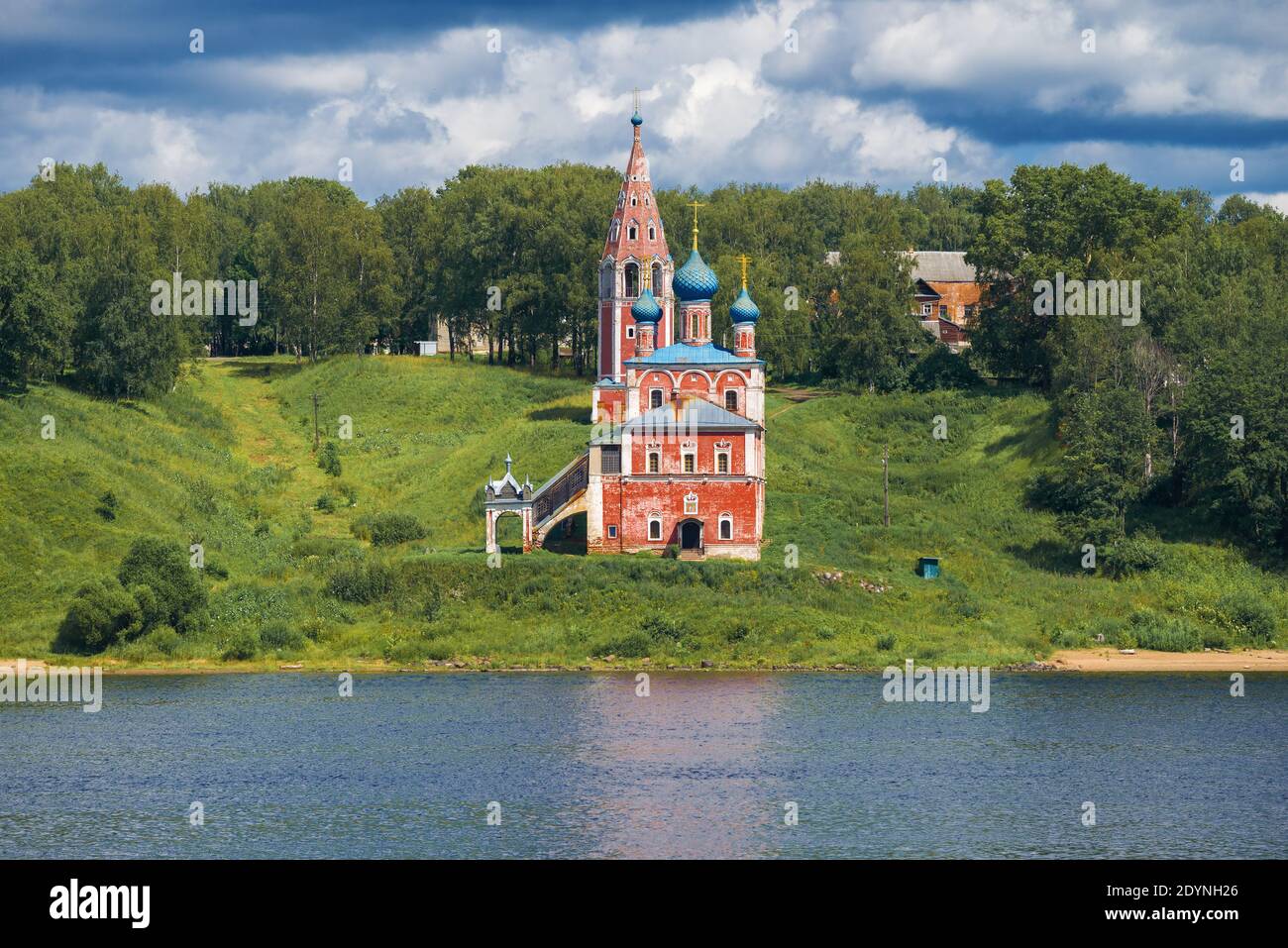 Vista della vecchia chiesa dell'icona kazana della Madre di Dio sulle rive del fiume Volga in un pomeriggio di luglio. Tutaev (Romanov-Borisoglebsk), russo Foto Stock
