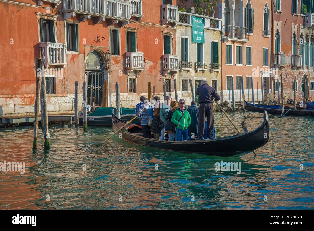 VENEZIA, ITALIA - 27 SETTEMBRE 2017: La gondola trasporta le persone attraverso il Canal Grande in una mattinata soleggiata Foto Stock