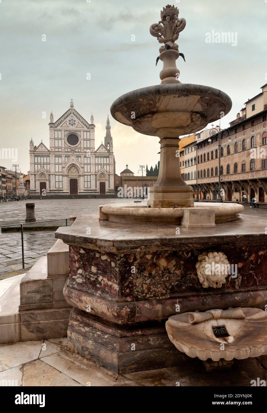 La fontana con base ottagonale, Piazza Santa Croce, Firenze. La facciata della Basilica (sullo sfondo) sul lato opposto della piazza. Foto Stock