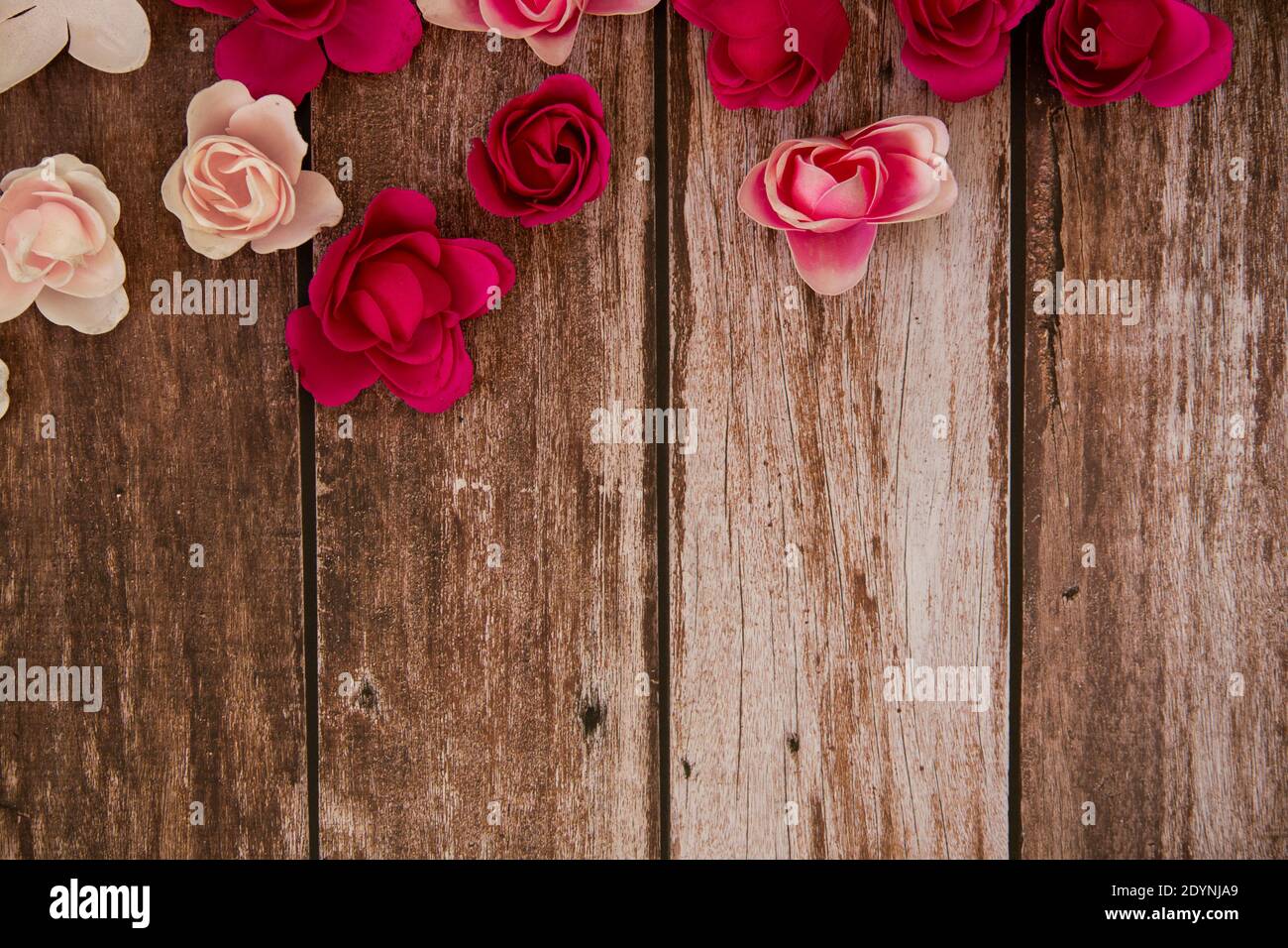 Legno di fondo valentino con rose Foto Stock