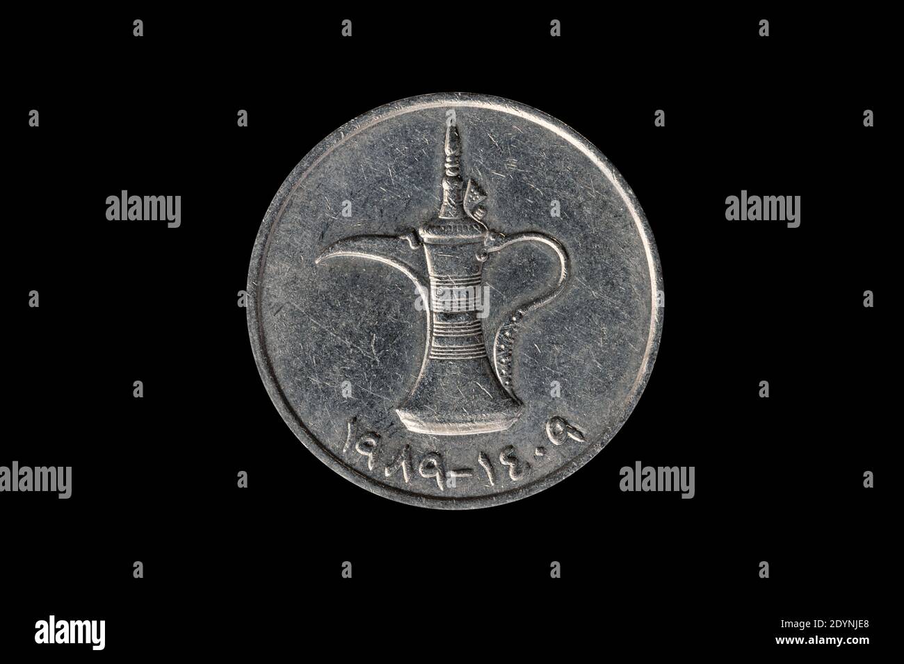 Emirati Arabi Uniti 1 moneta di Dirham che mostra una tradizionale caffettiera araba Dallah tagliata e isolata su sfondo nero, immagine di foto d'inventario Foto Stock