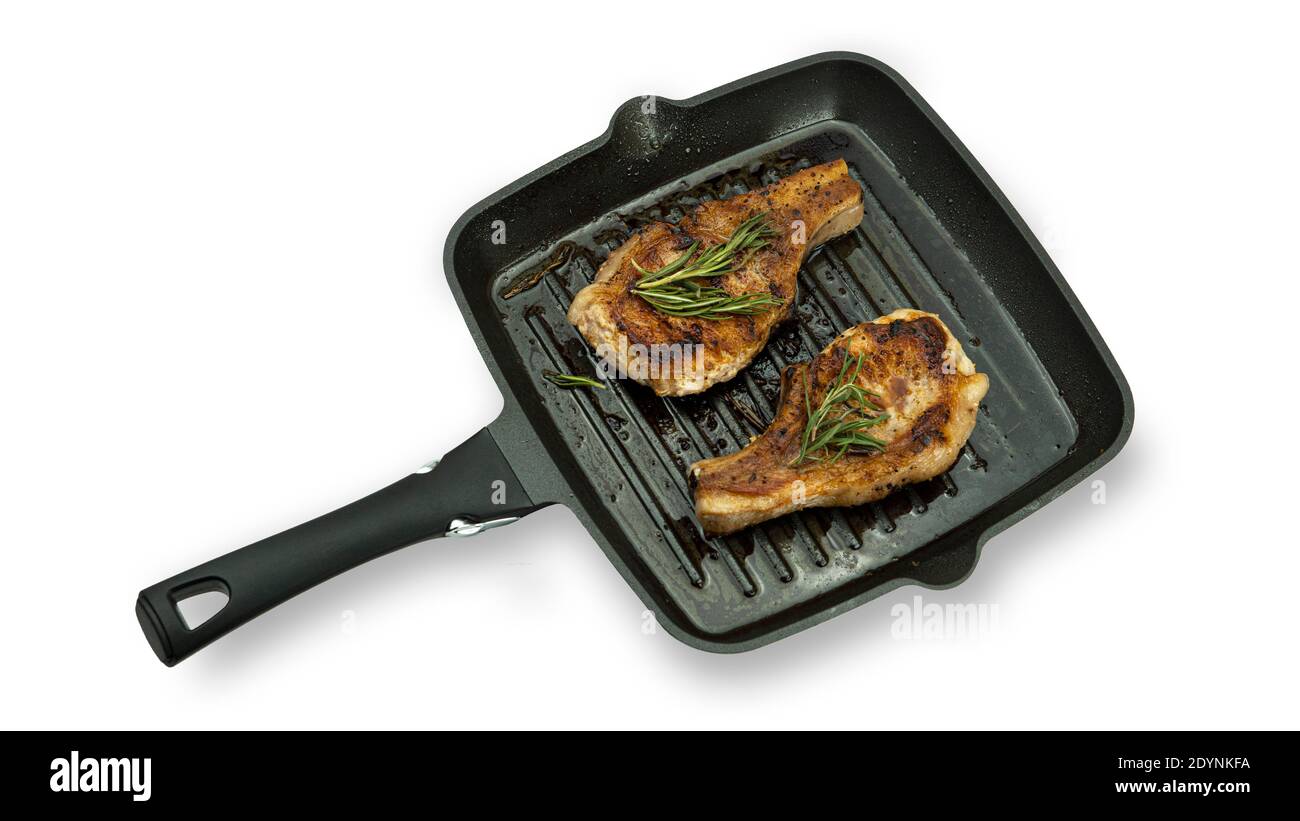 Bistecca alla griglia con rosmarino in padella su fondo bianco. Foto di alta qualità. Foto Stock