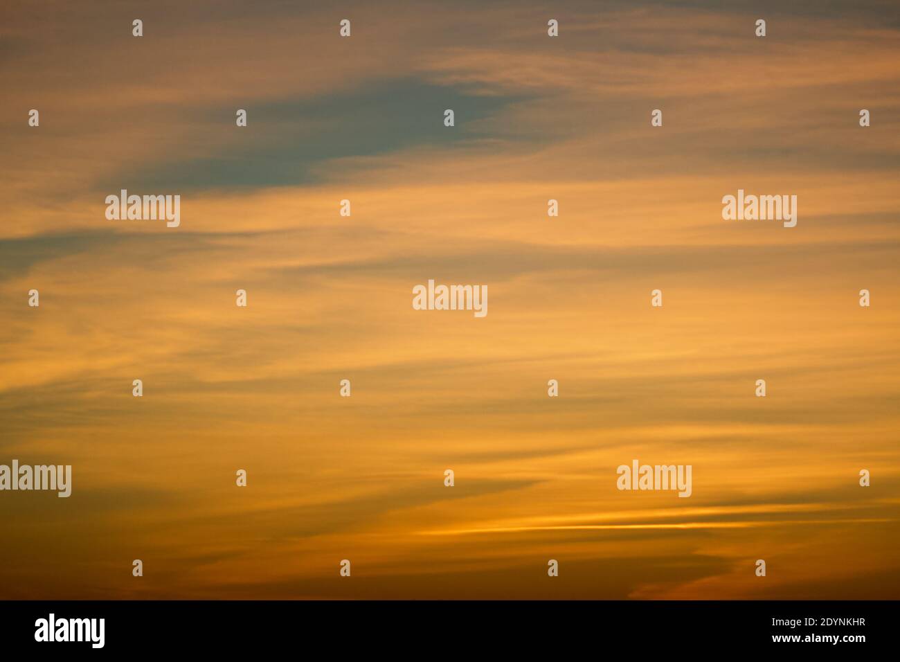 disposizione delle nubi durante il tramonto Foto Stock
