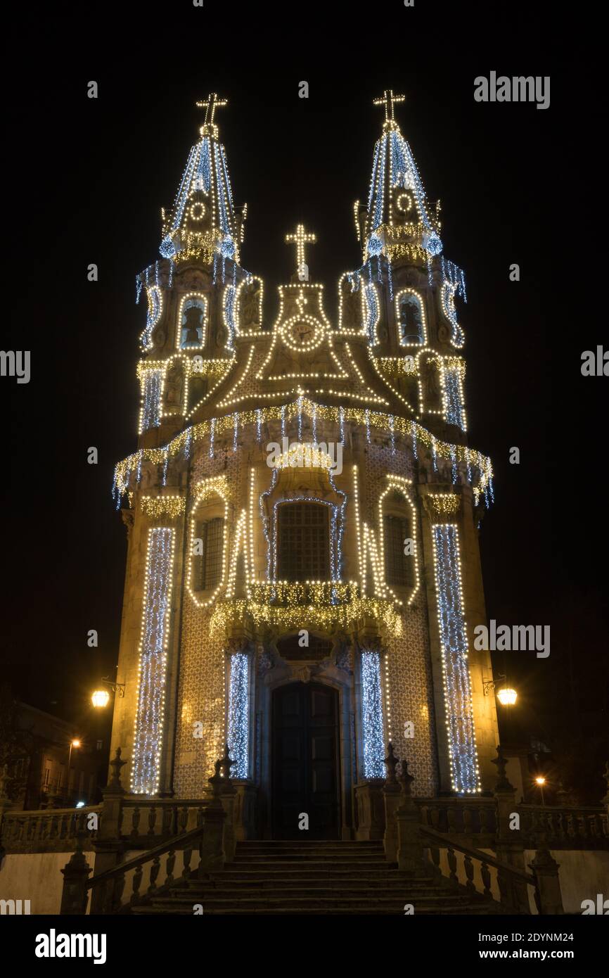 Chiesa di San Gualter 'Igreja de Nossa Senhora da Consolacao e Santos Passos' con decorazione delle luci di natale e Capodanno Foto Stock