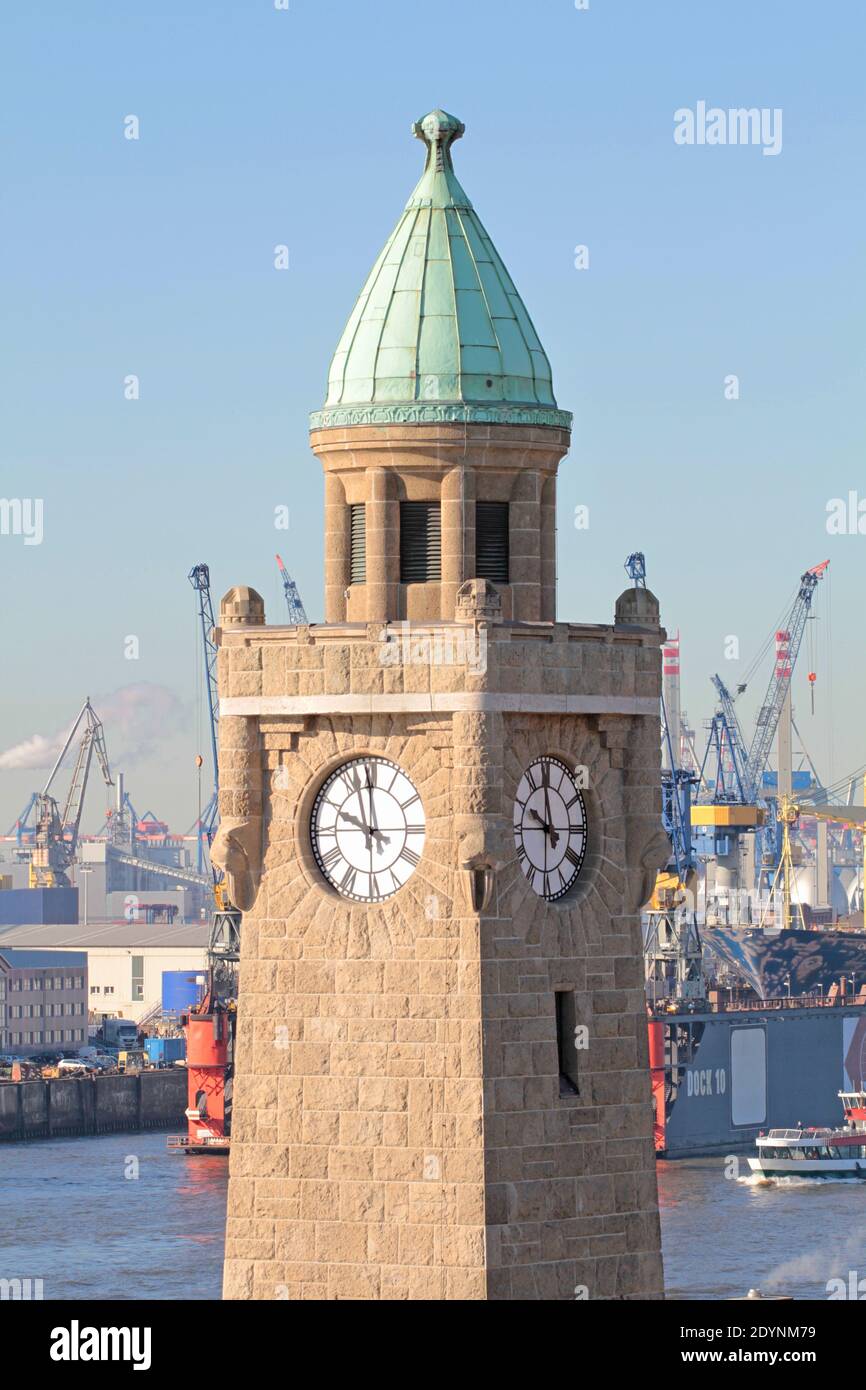 Torre dell'orologio a Landungsbrücken Amburgo Foto Stock