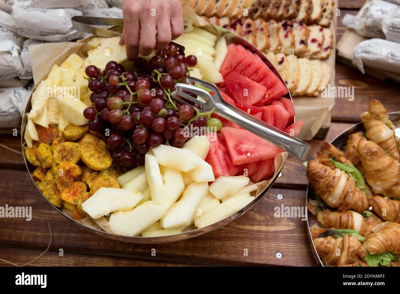 Frutta appena tagliata e tagliata a fette come dessert salutare a. un banchetto Foto Stock