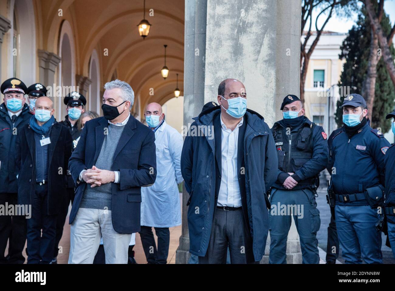 Roma, Italia. 27 Dicembre 2020. Nicola Zingaretti. Le prime dosi di vaccino contro Covid-19 arrivano all'Istituto Spallanzani. Credit: LSF Photo/Alamy Live News Foto Stock