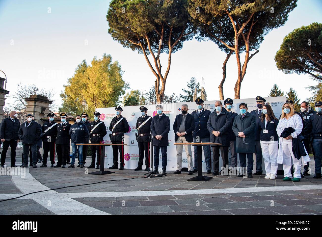 Roma, Italia. 27 Dicembre 2020. Le prime dosi di vaccino contro Covid-19 arrivano all'Istituto Spallanzani. Credit: LSF Photo/Alamy Live News Foto Stock