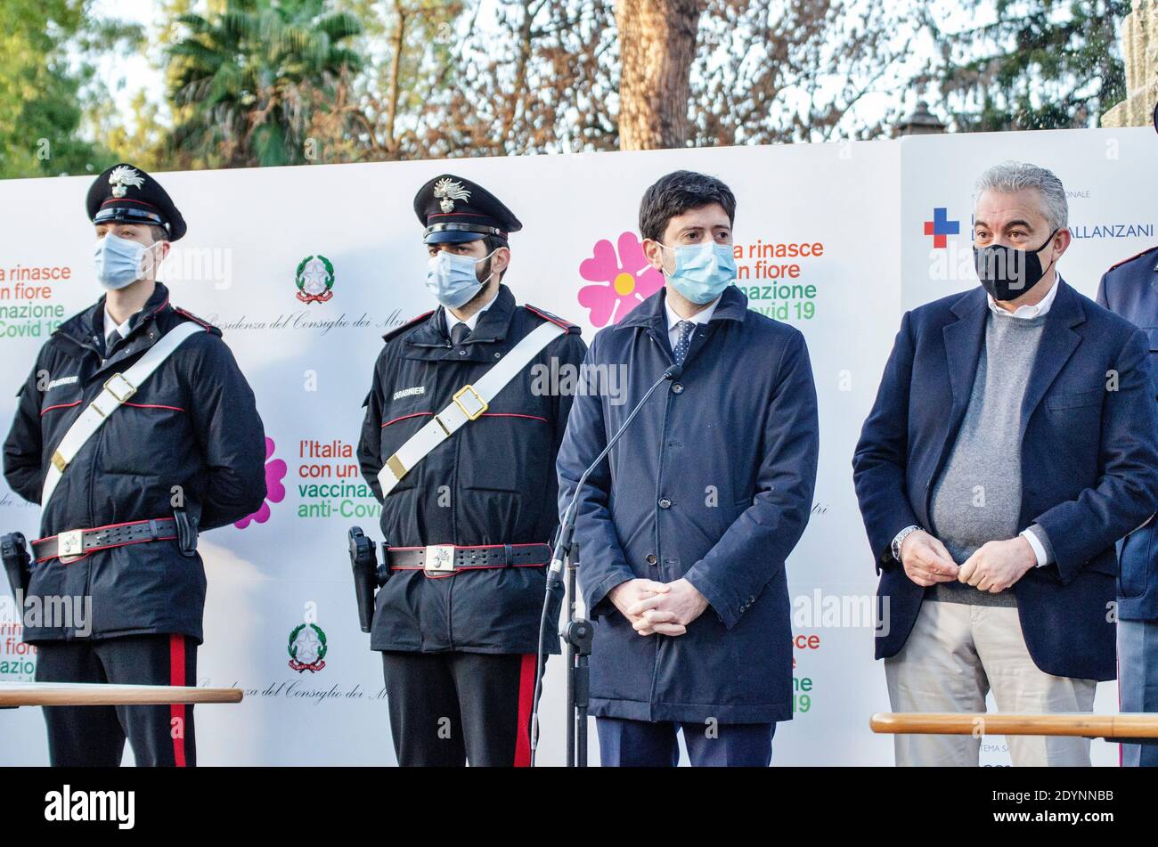 Roma, Italia. 27 Dicembre 2020. Roberto speranza. Le prime dosi di vaccino contro Covid-19 arrivano all'Istituto Spallanzani. Credit: LSF Photo/Alamy Live News Foto Stock
