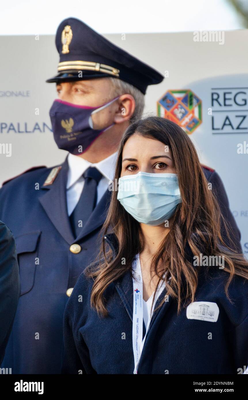 Roma, Italia. 27 Dicembre 2020. Nurse Claudia Alivernini dopo aver ricevuto la sua prima dose del vaccino Pfizer-BioNTech Covid-19. Le prime dosi di vaccino contro Covid-19 arrivano all'Istituto Spallanzani. Credit: LSF Photo/Alamy Live News Foto Stock